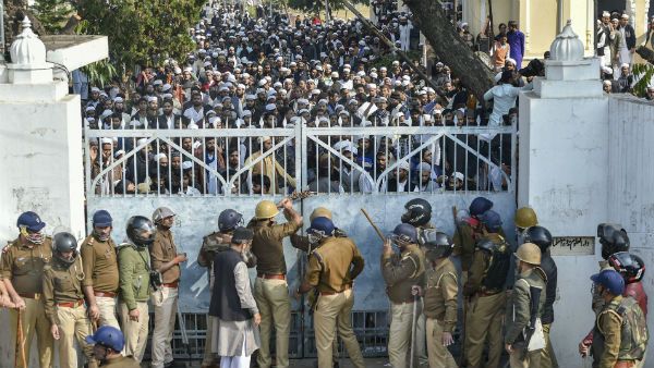 নাগরিকত্ব আইনের প্রতিবাদে আলিগড়ের ঈদগাহে অনির্দিষ্টকালীন ধর্নায় মহিলারা