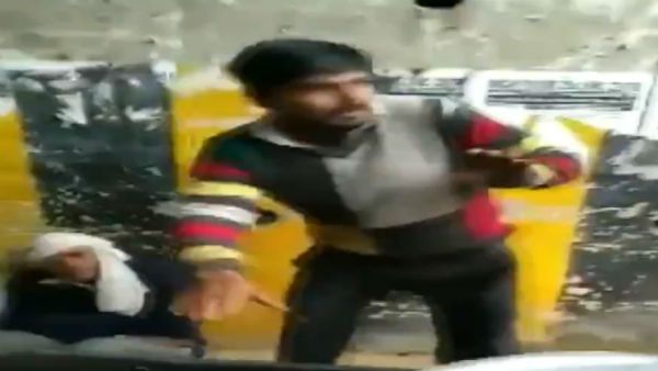 বিরিয়ানি বিক্রি করায় যোগী রাজ্যে মার ব্যক্তিকে, দেখুন ভিডিও