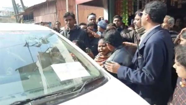 রায়গঞ্জে সিএএ নিয়ে প্রচারে গিয়ে বিক্ষোভের মুখে কেন্দ্রীয় প্রতিমন্ত্রী দেবশ্রী চৌধুরী