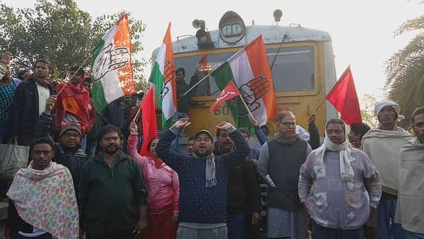 কলকাতায় স্বাভাবিক হলেও, জেলায় বনধের সমর্থনে মিছিল বামেদের