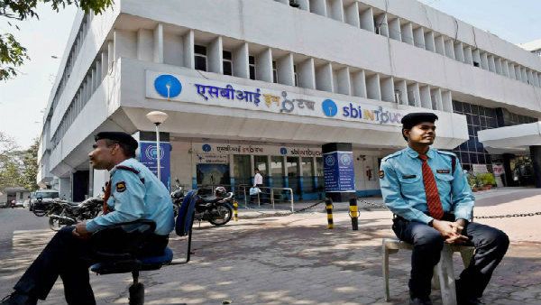 ব্যাঙ্ক ধর্মঘট: টানা চার দিন বন্ধ পরিষেবা, সমস্যায় পড়বেন গ্রাহকরা, কোন কোন ব্যাঙ্ক বন্ধ থাকছে জেনে নিন