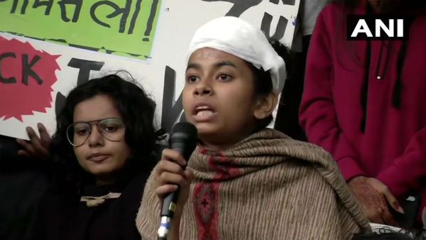 জেএনইউতে ঐশীর সঙ্গে দেখা করে লড়াইয়ের বার্তা কৌশিক সেনের