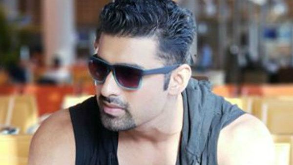 পুজোর মধ্যে বিচ্ছেদ! ঐন্দ্রিলাকে ভুলে বিদেশিনীকে আলিঙ্গন অঙ্কুশের