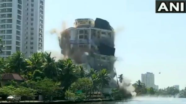 চোখের পলকে বিস্ফোরকের মাধ্যমে ধূলিসাৎ কেরলের বিশালাকার বেআইনি আবাসন