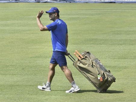 মহেন্দ্র সিং ধোনির অবসর কি ২০২০ সালেই! জ্যোতিষবিদের পর্যবেক্ষণ কী বলছে