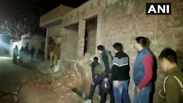 ২৩ জন শিশুকে পণবন্দি করা অভিযুক্তর স্ত্রীকে পিটিয়ে খুন জনতার