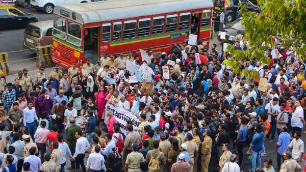 জেএনইউ-র ঘটনার বিরুদ্ধে সরব হয়েও মুম্বইয়ে অবস্থানরত প্রতিবাদী ছাত্রদের সরিয়ে দিল উদ্ধবের পুলিশ
