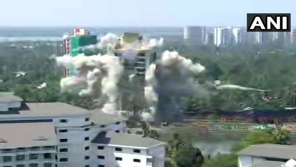 সুপ্রিমকোর্টের নির্দেশে বহুতল আবাসন গুড়িয়ে দেওয়া হল কোচিতে, দেখুন ভিডিও!