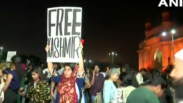 কী কারণে 'ফ্রি কাশ্মীর' পোস্টার প্রদর্শন করেছিলেন যুবতী?