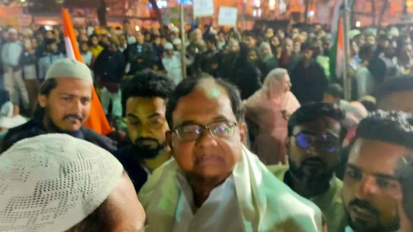 সিএএ-এনআরসির বিরুদ্ধে লড়াইয়ে রাজপথে পর্দানসীনরা মুসলিম মহিলারা, হাজির চিদম্বরম