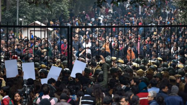 জাতীয় মহিলা কমিশনের দ্বারস্থ জেএনইউতে হিংসার ঘটনায় জড়িত কোমল শর্মা
