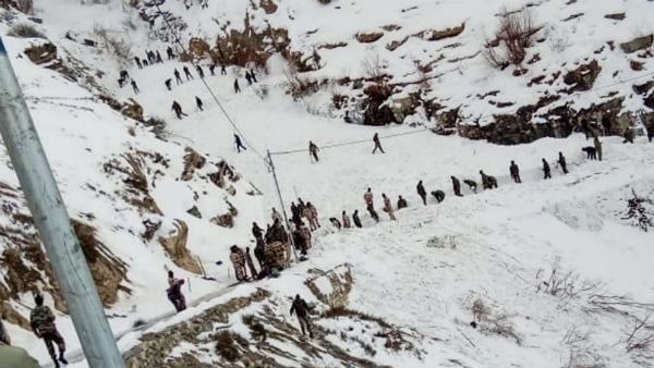 বিশাল বরফের ‘পাহাড়’ রাস্তা ধরে ধেয়ে আসছে! চাঞ্চল্যকর এই ভিডিও মুহূর্তে ভাইরাল