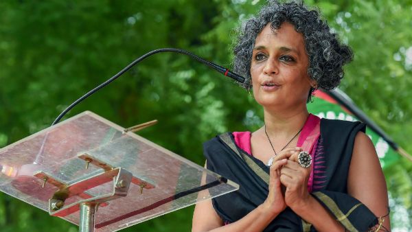 বিজেপির ভারতকে নাৎসি জার্মানির সঙ্গে তুলনা, ইসলামফোবিয়া ব্যাখ্যায় তোপ অরুন্ধতীর