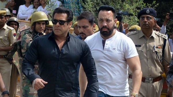 ‌সেলফি তোলার আবদার না মিটিয়ে ভক্তের মোবাইল ফোন কেন নিলেন সল্লু মিঞা