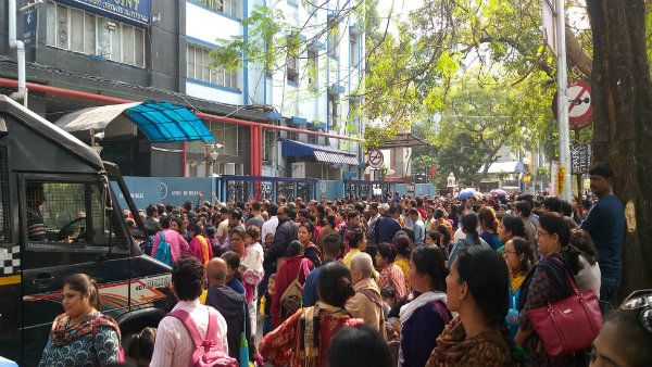 ফি বৃদ্ধির প্রতিবাদে অবস্থান বিক্ষোভে সাউথ পয়েন্টের অভিভাবকদের