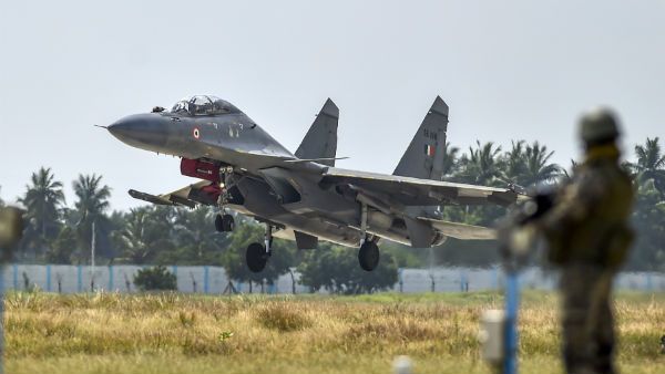 সমুদ্রে সুরক্ষিত সুখোই–৩০, প্রথম স্কোয়াড্রন বসল থাঞ্জাভুরে