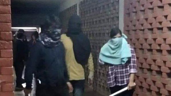 ক্যাম্পাসে থাকা বহিরাগত ছাত্রদের হাত আছে হামলায়, দাবি জেএনইউ-র উপাচার্যের