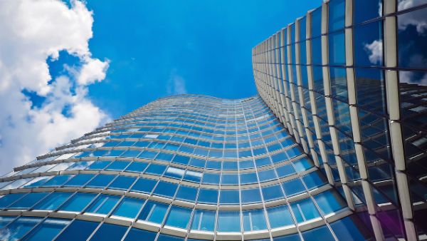 বিপজ্জনক ভাবে ঝুঁকে রয়েছে বেঙ্গালুরুর একটি চারতলা আবাসন, আতঙ্ক আবাসিকদের মধ্যে