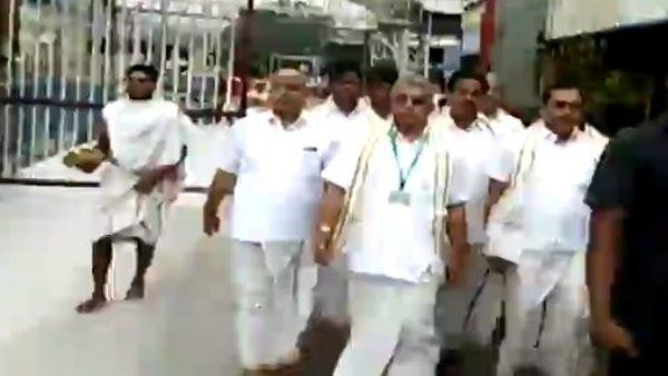 তিরুপতি মন্দিরে রাজ্যের জন্য প্রার্থনা দিলীপের, পাল্টা দিল তৃণমূল কংগ্রেসও