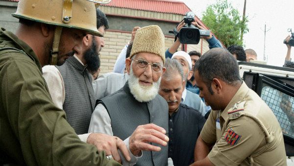 বিচ্ছিন্নতাবাদী নেতা গিলানির স্বাস্থ্যহানির কথা ছড়িয়ে পড়তেই ইন্টারনেট বন্ধ কাশ্মীরে