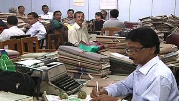 ‌মুখের লালা ব্যবহার করে সরকারি নথির পাতা ওল্টানোর ওপর নিষেধাজ্ঞা জারি