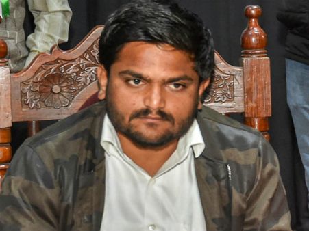 ভোটের আগে কংগ্রেসের থেকে মুখ ঘোরাচ্ছেন হার্দিক, জনসমক্ষে প্রশংসা বিজেপির