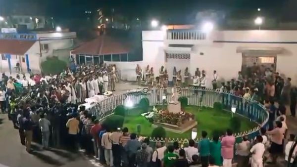 রাষ্ট্রীয় মর্যাদায় গান স্যালুটের মাধ্যমে চিরবিদায় কৃষ্ণা বসুকে, অন্ত্যেষ্টি সম্পন্ন কেওড়াতলায়