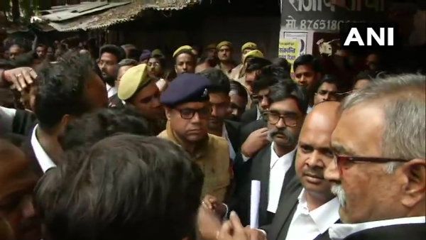 লখনৌ আদালতে বোমা বিস্ফোরণ, আহত বেশ কয়েকজন আইনজীবী, উদ্ধার তিনটি তাজা বোমা