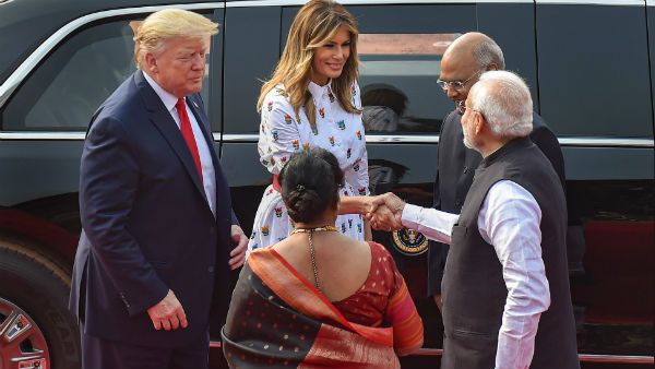 নমস্তে ট্রাম্প: ফের চমক মার্কিন ফার্স্ট লেডির, দ্বিতীয় দিনে পদ্ম প্রিন্টের পোশাকে মেলানিয়া ট্রাম্প