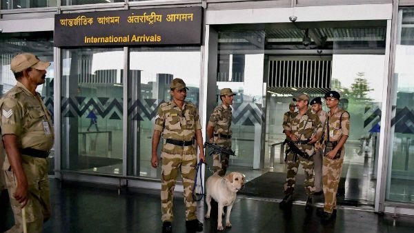 শিলাবৃষ্টির জেরে ভাঙল বিমানের উইন্ডস্ক্রিন! বরাতজোরে রক্ষা মন্ত্রীসহ ১৫০ জনের