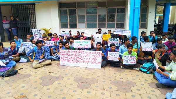 বিদ্যাসাগর বিশ্ববিদ্যালয়ে শিক্ষকের বিরুদ্ধে শ্লীলতাহানির অভিযোগ