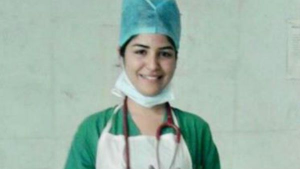 ‌করোনা ভাইরাসের বিরুদ্ধে লড়তে আক্রান্তদের সেবায় ‘‌ফ্যান’‌ অভিনেত্রী শিখা