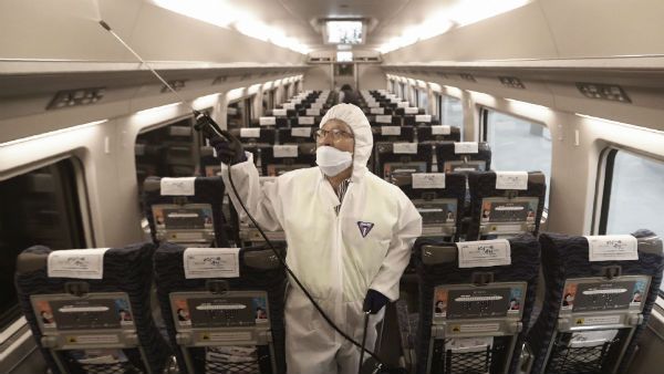 করোনা আতঙ্কে ফাঁকা মেট্রো, বাস-ট্রামে চলছে জীবাণুনাশক স্প্রে