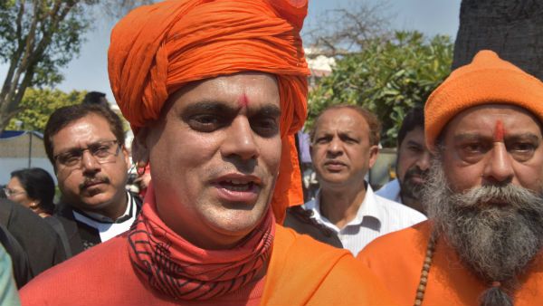 করোনা ভাইরাসকে ঠেকাতে এবার ‘গো-মূত্র পার্টির’ পরিকল্পনা হিন্দু মহাসভার