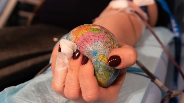 করোনা প্রাদুর্ভাবের জেরে রক্তের সংকট রাজ্যের ব্লাড ব্যাঙ্ক গুলিতে