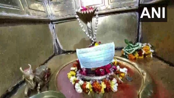 করোনা ভাইরাস আতঙ্ক, মারণ রোগ থেকে রক্ষা করতে দেবতাকেও পরানো হল মাস্ক