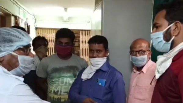 আকালের মাঝেই হাড়োয়ার হাসপাতালে চিকিৎসক, নার্সদের মাস্ক বিতরণ