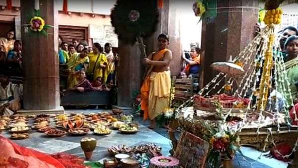 নবদ্বীপে ভিড় উপচে পড়ল হোলিতে