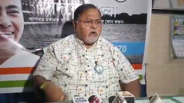 বসন্তোৎসবে রবীন্দ্রভারতীতে অশ্লীলতায় তদন্তের নির্দেশ, উপাচার্যের ইস্তফা নিলেন না পার্থ