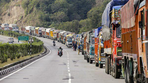 ‌চালক পলাতক, হাইওয়েতে লুট হচ্ছে পণ্য, লকডাউনে বিভিন্ন সমস্যায় ট্রাক মালিকরা