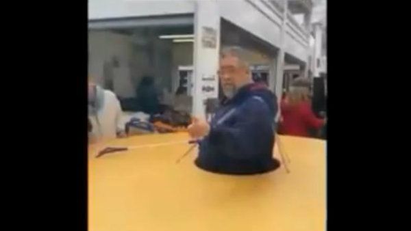 ‌করোনা ভাইরাসের জের, ডিস্ক পরে ঘুরে বেড়াচ্ছেন এক ব্যক্তি