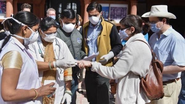 ক্রমেই তীব্র হচ্ছে স্টেজ ৩-এর আতঙ্ক! বিদেশ ভ্রমণ না করেও করোনা আক্রান্ত হচ্ছেন একের পর এক