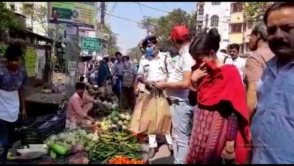 করোনা আতঙ্কে সবজি বাজাের কালোবাজারি, রাজারহাট-বিধাননগরে অভিযান পুলিসের