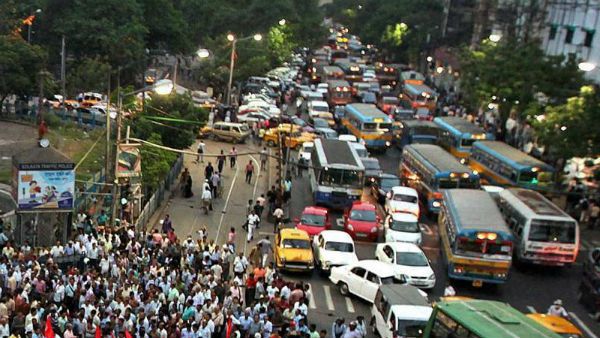 রাতের পর এদিনও আন্দোলনে প্রেসিডেন্সির পড়ুয়ারা, চূড়ান্ত ভোগান্তি নিত্যযাত্রীদের