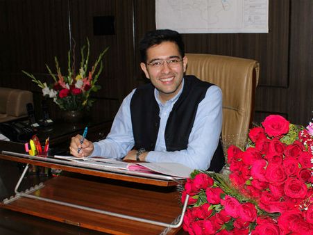 বসার আগে চেয়ার থেকে তোয়ালে সরালেন আপ বিধায়ক রাঘব চাদ্দা, আসল কারণ জানুন