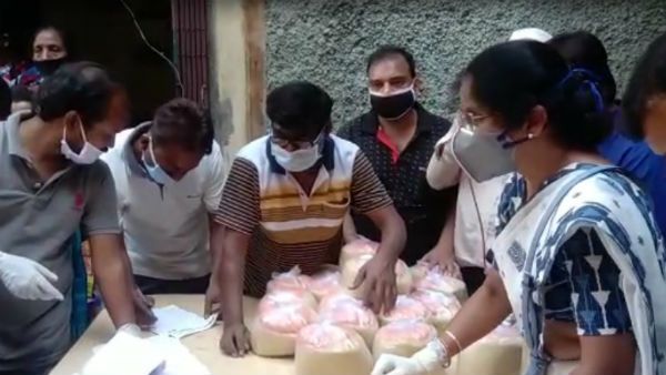 সোনাগাছির যৌনকর্মীদের ত্রাণ সামগ্রী বিলি মন্ত্রী শশী পাঁজার