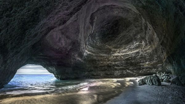 হাতে মহাভারত, লকডাউনে গুহায় দিন কাটাচ্ছেন মুম্বইয়ের ইঞ্জিনিয়ার