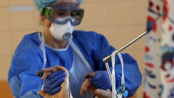 শারীরিক প্রতিবন্ধকতার মধ্যেও করোনাকে হারিয়ে সুস্থ হলেন ৯২ বছরের বৃদ্ধা