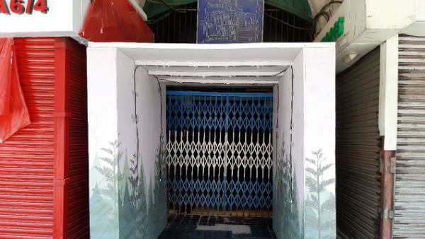 নিউ মার্কেটে করোনা ভাইরাস প্রতিরোধক টানেল