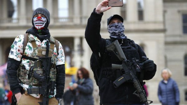 গৃহবন্দী করার নামে ‘অত্যাচার’, অস্ত্র হাতে রাস্তায় মিশিগানের সাধারণ মানুষ